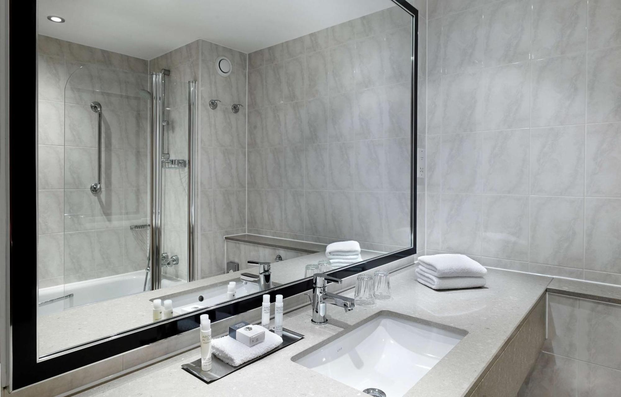 Doubletree By Hilton Woking Hotel Luaran gambar