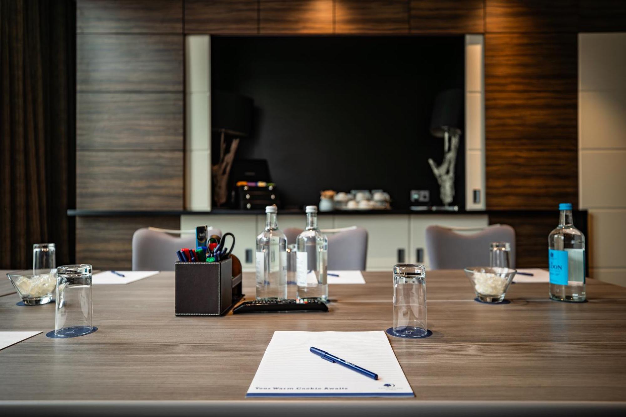 Doubletree By Hilton Woking Hotel Luaran gambar