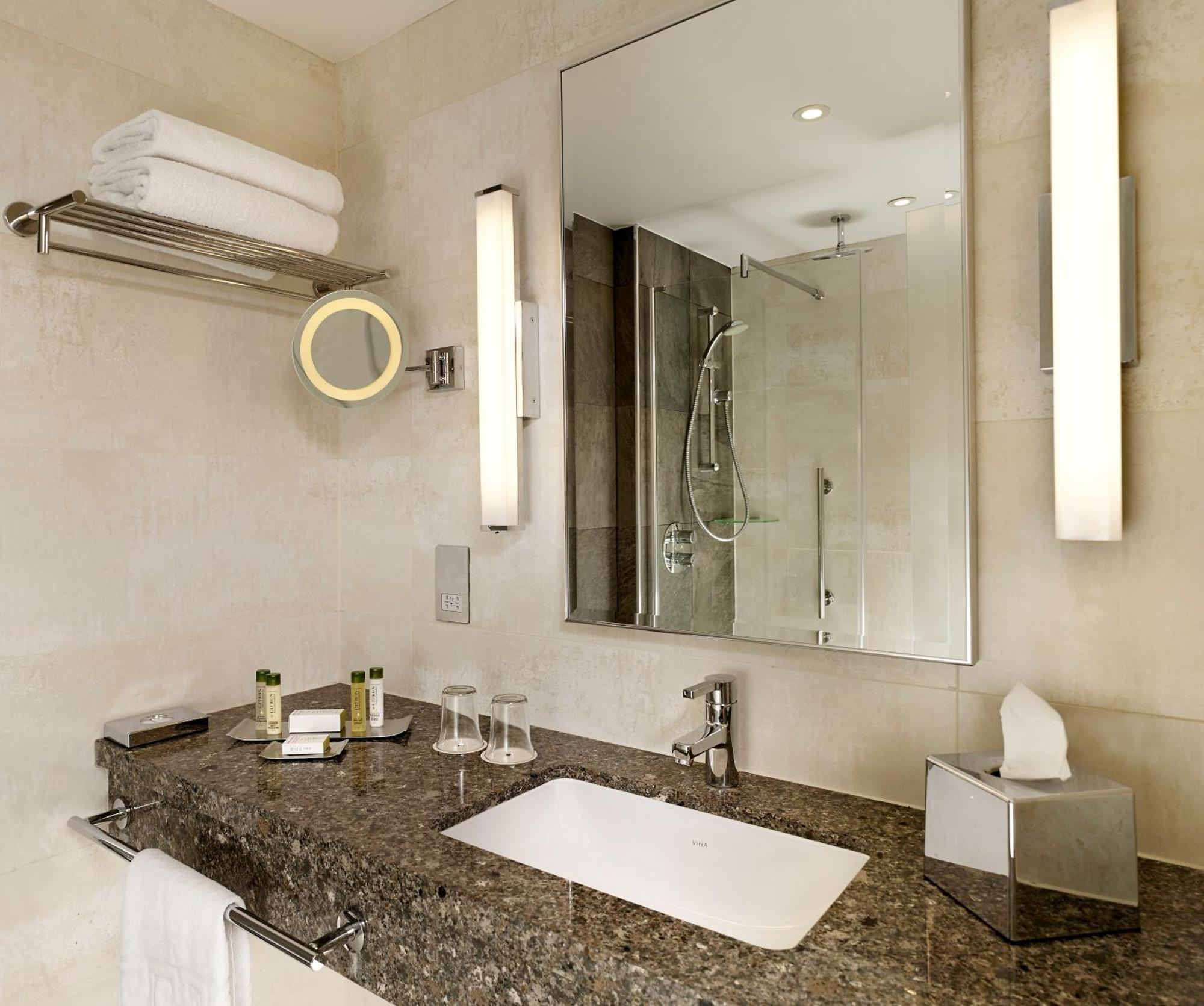 Doubletree By Hilton Woking Hotel Luaran gambar