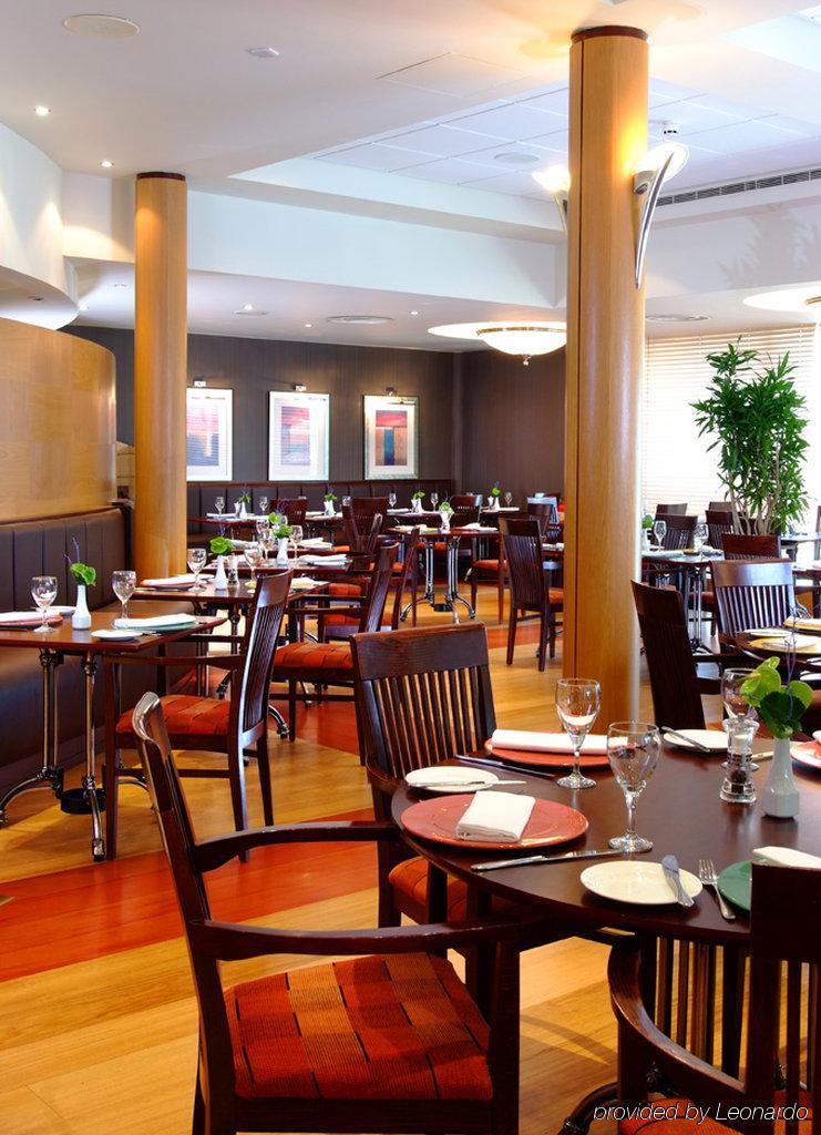 Doubletree By Hilton Woking Hotel Restoran gambar