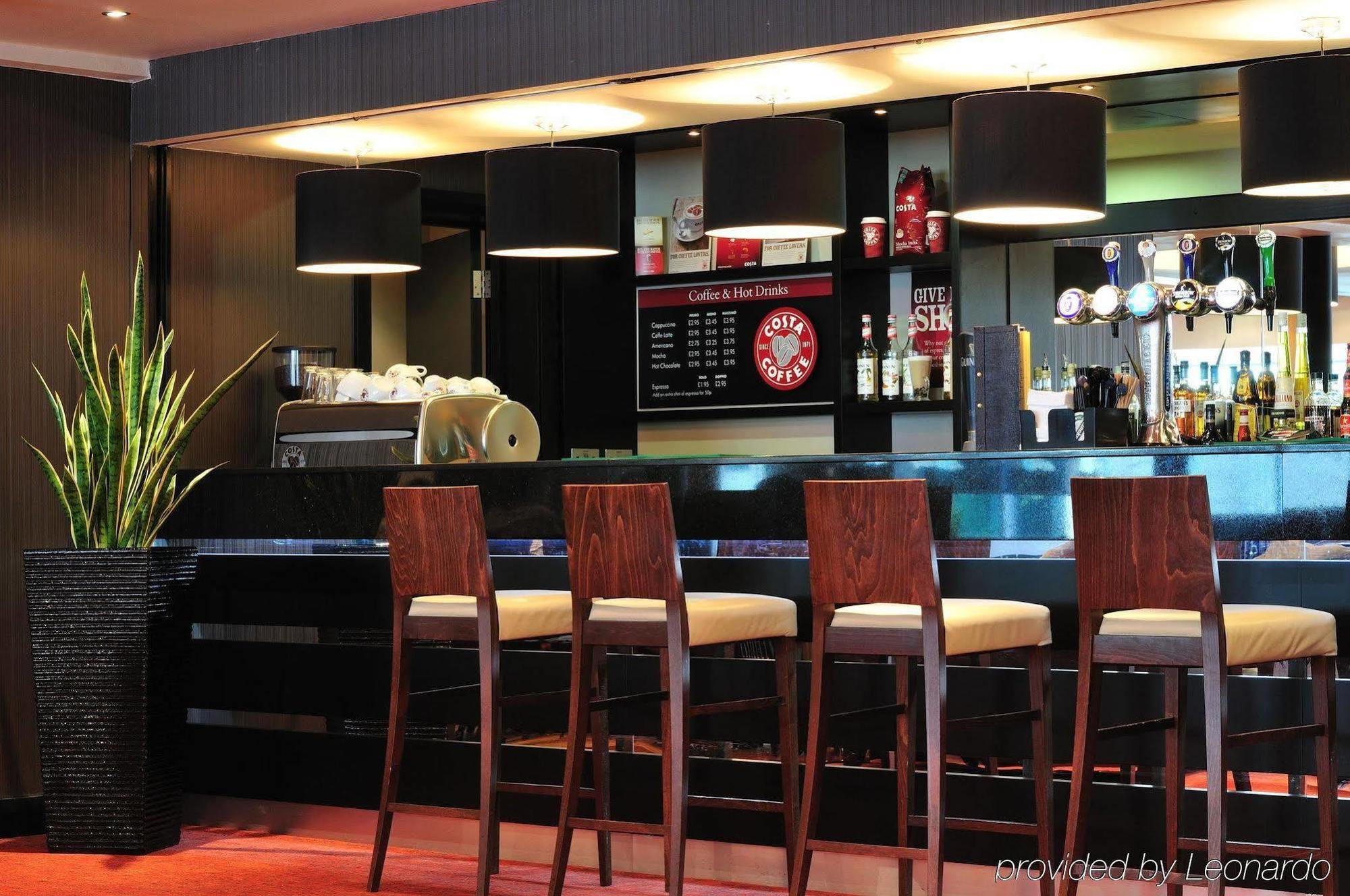 Doubletree By Hilton Woking Hotel Restoran gambar